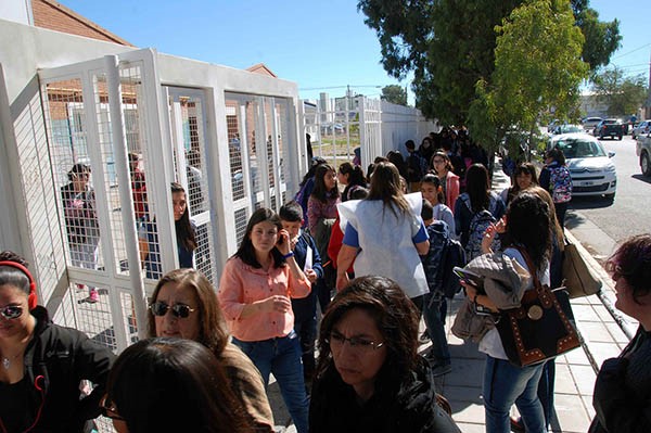 Movilización. Una postal de la manifestación en la Escuela 736 de Madryn, donde también hubo reclamos. 