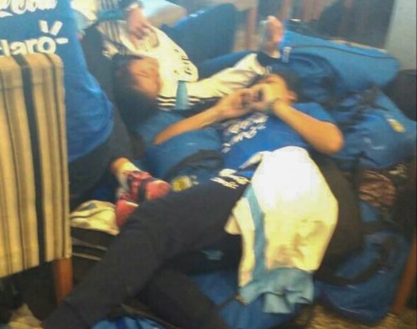 Imagen triste. Jugadoras del Sub 17 durmiendo en Aeroparque. 