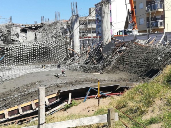 El derrumbe ocurrió en la avenida Constanera entre las calles 43 y 44 donde obreros trabajaban en la construcción del espacio Multicultural Santa Teresita.
