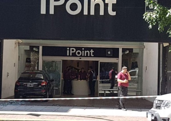 Un herido tras un intento de robo en un local de productos Apple cercano al shopping Alto Palermo.