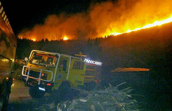 El fuego visto desde las cercanías en la madrugada de ayer,mientras aviones y helicópteros se sumaban.