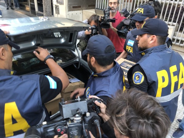 Finalizó el allanamiento en la sede de Camioneros en la calle San Jose 1781. Efectivos de la Federal se llevaron 4 cajas y un maletín.