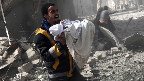 Los bombardeos del régimen obstaculizan la entrega de ayuda en Ghouta Oriental poco después de autorizarla.