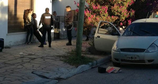La policía detuvo a dos mujeres, una de ellas de 14 años, quienes deberán dar explicaciones en tribunales.