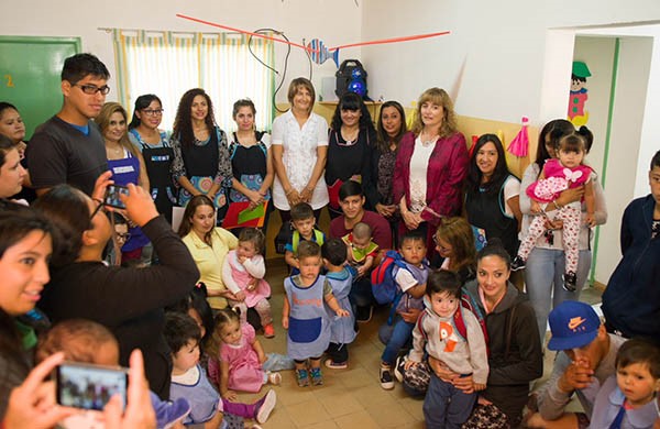 Los niños, acompañados por sus padres y familiares cercanos, vivieron la primera jornada de Jardín.