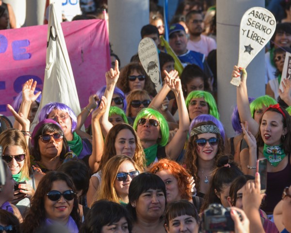 Juntas. Una escena de la masiva convocatoria en el Valle, donde las mujeres reclamaron por su espacio. 