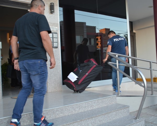 Papeles. Los investigadores se vieron sorprendidos por la gran cantidad de documentación que hallaron.