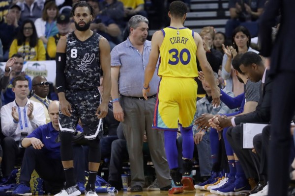 Curry sale de la cancha; a los dos minutos se lesionó y no jugará el próximo partido de Golden State.