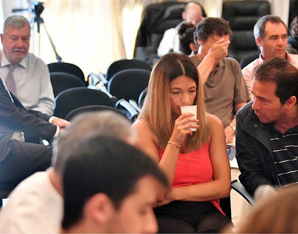 Agua. Correa junto con su pareja Natalia en plena audiencia. Atrás a la izquierda, el diputado Meza Evans. 