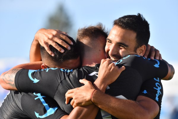 Abrazos y alegría en Brown que vuelve a la victoria.