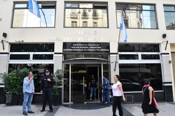 En el marco del allanamiento, detuvieron al Subcomisario Gustavo Alberto Russo y el Principal Cristian Javier Cóceres.