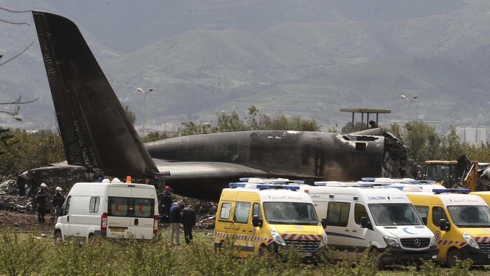 Primeras imágenes del avión militar que se estrelló cerca del Aeropuerto Boufarik en Algeria dejando 257 muertos.