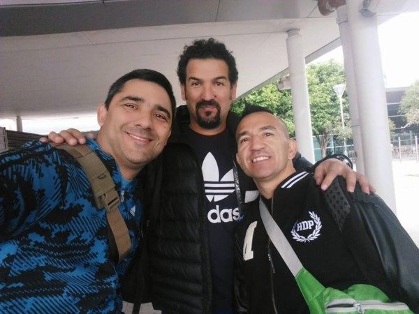 Narváez junto a su preparador físico Peto Ruiz, momentos antes de partir a Irlanda del Norte.