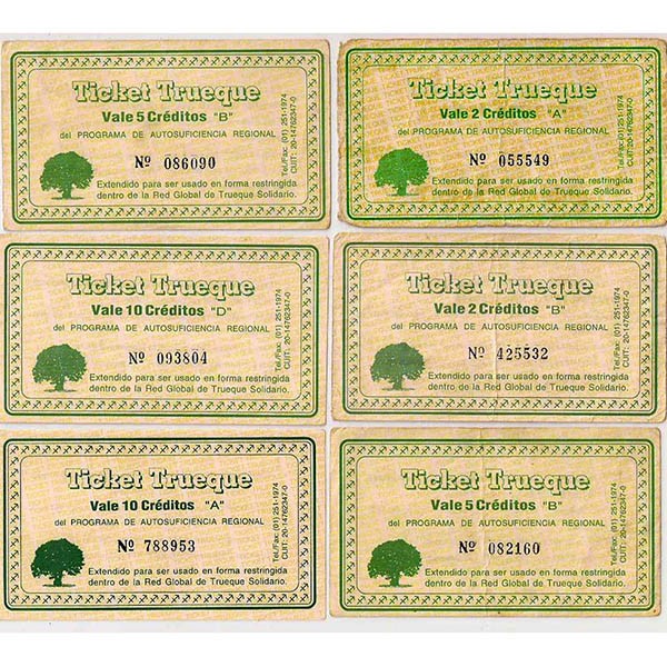 Los vecinos trocan con los billetes de créditos.