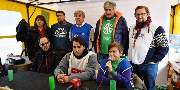 En el acampe los representantes sindicales brindaron la conferencia de prensa.