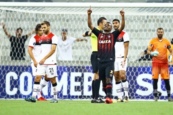 Newell's no pudo hacer pie en Brasil y cayó goleado 3-0 ante Atlético Paranaense.