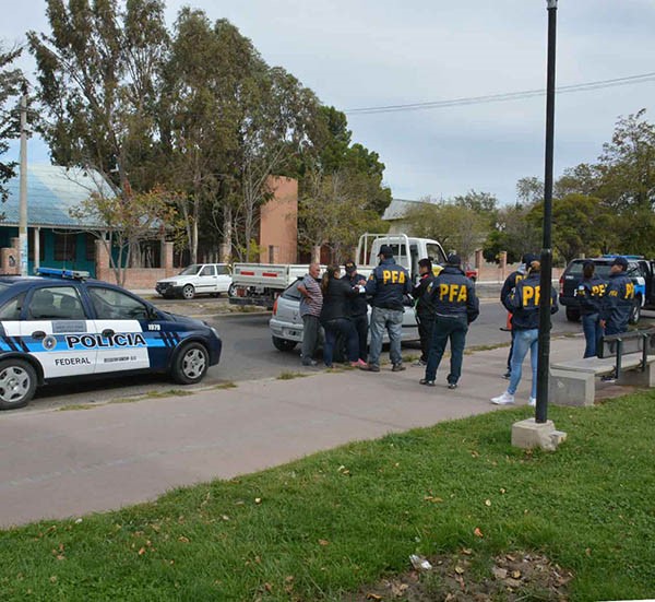 Controles. La fuerza de elite se dedicó a controlar el tránsito de vehículos en cercanías de la laguna. 