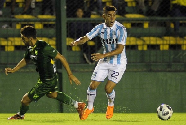 Centurión llega de marcarle dos tantos a Defensa, en la derrota 3-2 de Racing.