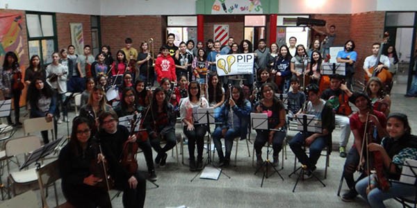 Chris Stock brindó una capacitación para el profesor y alumnos de percusión de la Orquesta del barrio Inta.