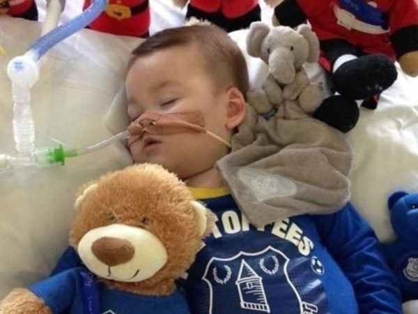 El pequeño Alfie Evans, de 23 meses.