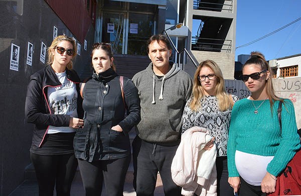 La familia a las afueras de la Fiscalía de Trelew tras la reprogramación de la audiencia para hoy a las 8.30.