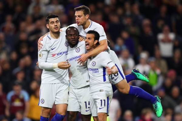 Chelsea derrotó 2-1 a Burnley como visitante y se afianza en puestos de clasificación a la Europa League.