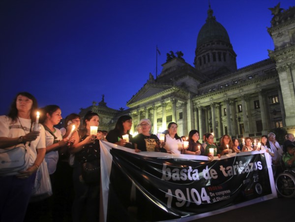 Asistieron a la marcha ciudadanos autoconvocados e integrantes de organizaciones como Suteba, UTE, la Corriente Federal de los Trabajadores, Barrios de Pie, el Partido Obrero y de clubes de barrio.