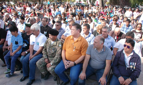 Asistencia. Una postal de los veteranos, familiares y vecinos que dijeron presente en el acto, que cada año cobra más importancia en Trelew.  