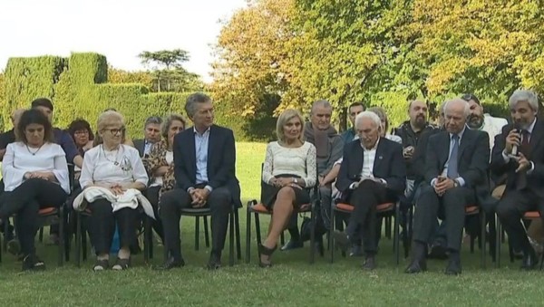Mauricio Macri recibió a familiares de caídos en las Malvinas: "Seguiremos reclamando nuestra soberanía sobre las Islas".