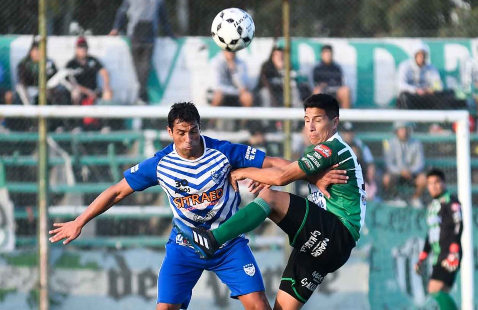Rafael Bellido, exdelantero de Germinal, lucha sin contemplaciones por la pelota en El Fortín.