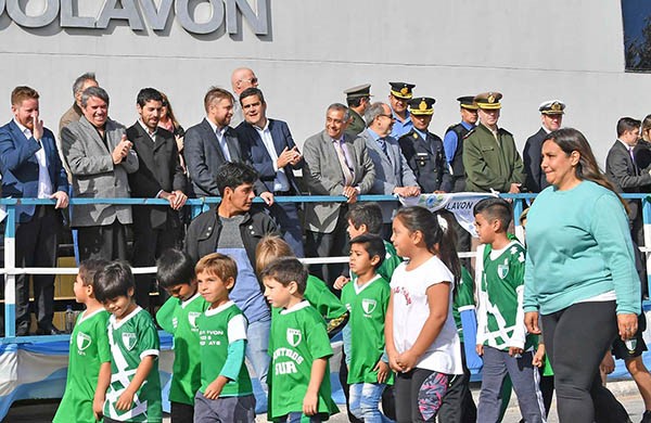 El desfile por las calles durante el Aniversario 99 de Dolavon, que ya se prepara para su primer centenario.
