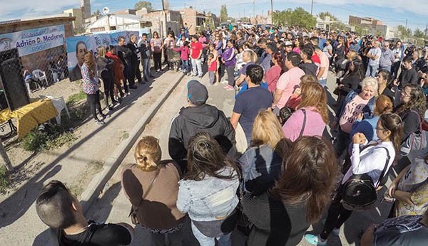 Alrededor de 200 personas durante la inauguración del nuevo local.