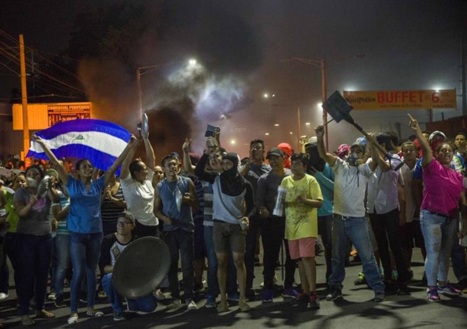 Cualquier similitud con la realidad argentina del 2001, además de los colores y el diseño de la bandera, no parecen casualidad.