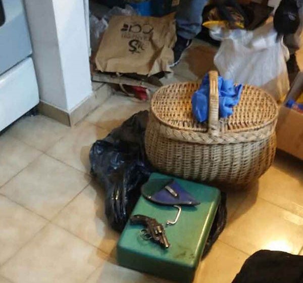 En uno de los allanamientos encontraron un revóler calibre 22.