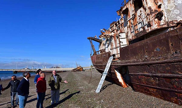  Las tareas permitirán sanear la zona norte del muelle Storni luego de años de contar con el denominado cementerio de buques.