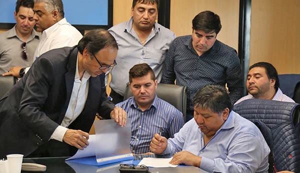 Rúbrica. El “Loma” Ávila firma el acuerdo salarial para los petroleros. 