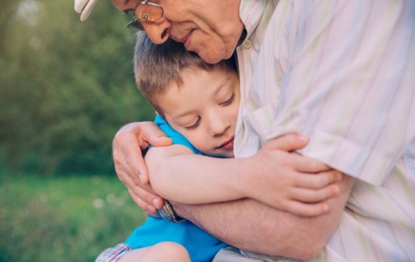 El encuentro entre abuelos y nietos es enriquecedor para ambos.