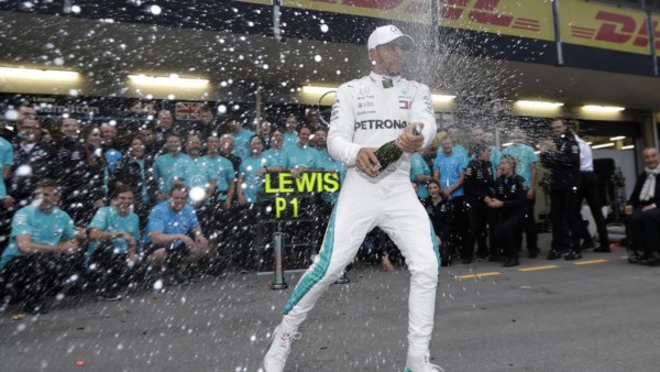 La fortuna iluminó el camino de Hamilton de regreso a la cima del campeonato de pilotos.