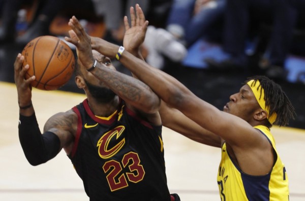 En un duelo a vida o muerte, Cleveland Cavaliers se impuso este domingo 105-101 a Indiana Pacers gracias a una soberbia actuación del estelar LeBron James.