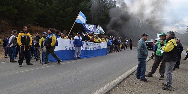 Protesta. Los trabajadores durante la manifestación y el corte en la ruta 259 de la cordillera.