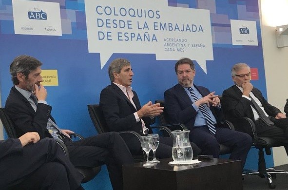Luis Caputo en la Embajada de España tras el "papelito": "Veo una oposición más alineada, responsable. Igual no hay que ser ingenuo, a pesar de que ayer lo fui". 