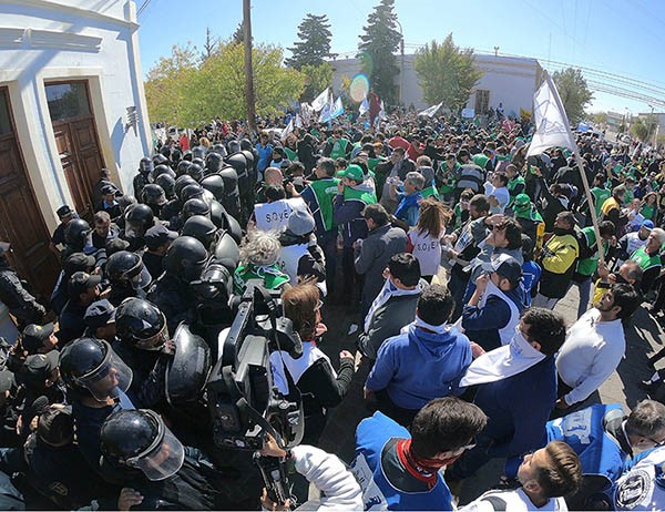 Disturbios. Varias voces se levantaron contra la violencia en Rawson. 
