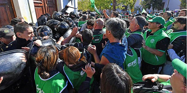 Guillermo Quiroga, líder de ATE (en azul), en uno de los momentos de mayor tensión con la fuerza policial.