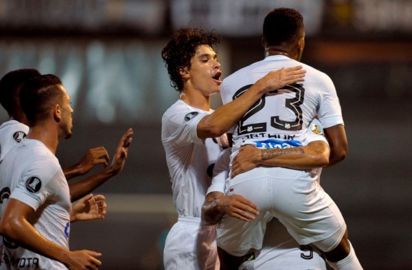 El festejo de los jugadores de Santos, que se llevaron los 3 puntos de la cancha de Quilmes.
