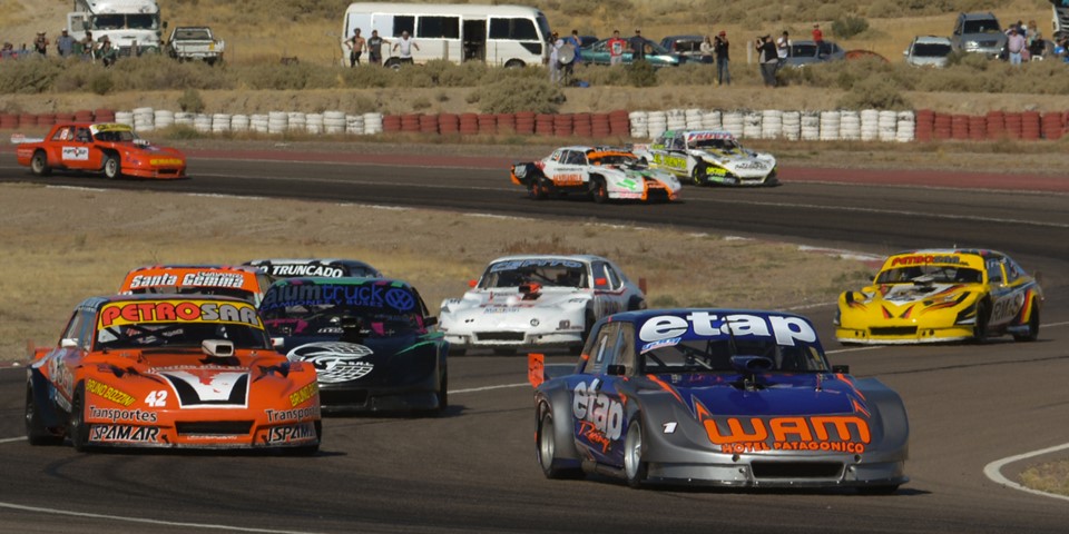 Sergio Larreguy, campeón del TC Austral, acelera y domina en el primer puesto de la final de la categoría.