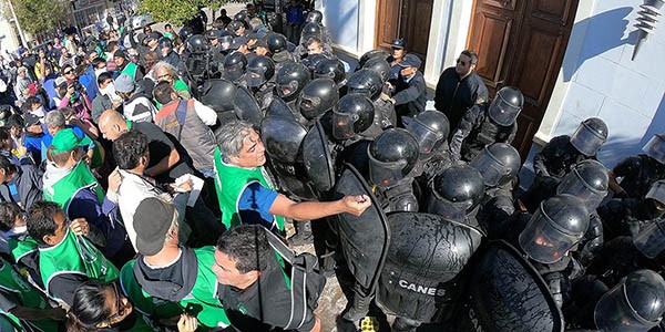 los legisladores quieren que el Ejecutivo explique como se armó el operativa de seguridad en la marcha.