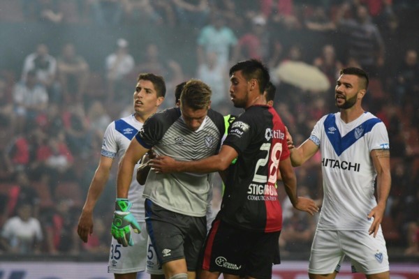 Suspendieron Colón-Vélez por tres bombas de estruendo que casi lastiman a los jugadores.