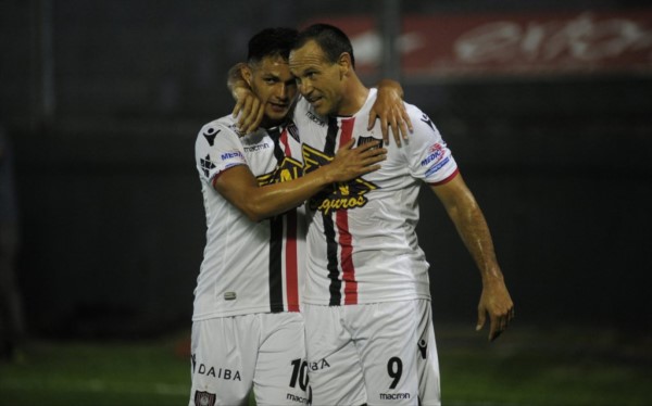 Con goles de Matos y Menéndez, Chacarita venció a Estudiantes y mantiene las esperanzas, aunque la tiene muy complicada: necesita sumar, al menos, 12 de 15, y esperar por otros resultados.
