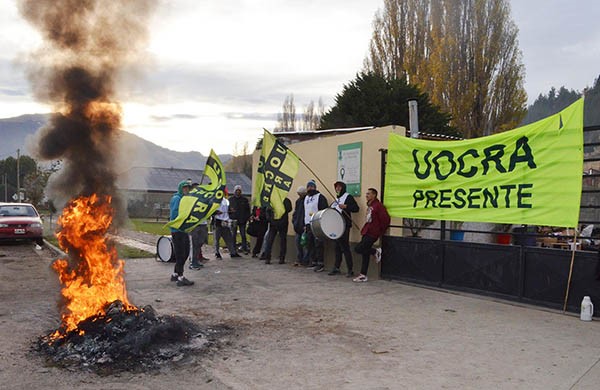 Manifestación. Los desocupados de la construcción tuvieron un duro cruce con el intendente Ongarato. 