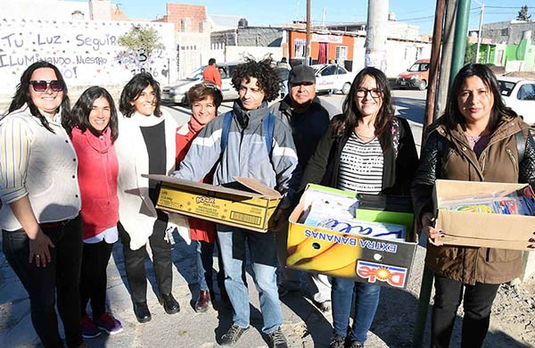 Los educadores entregaron parte de los  elementos donados por la comunidad madrynense.